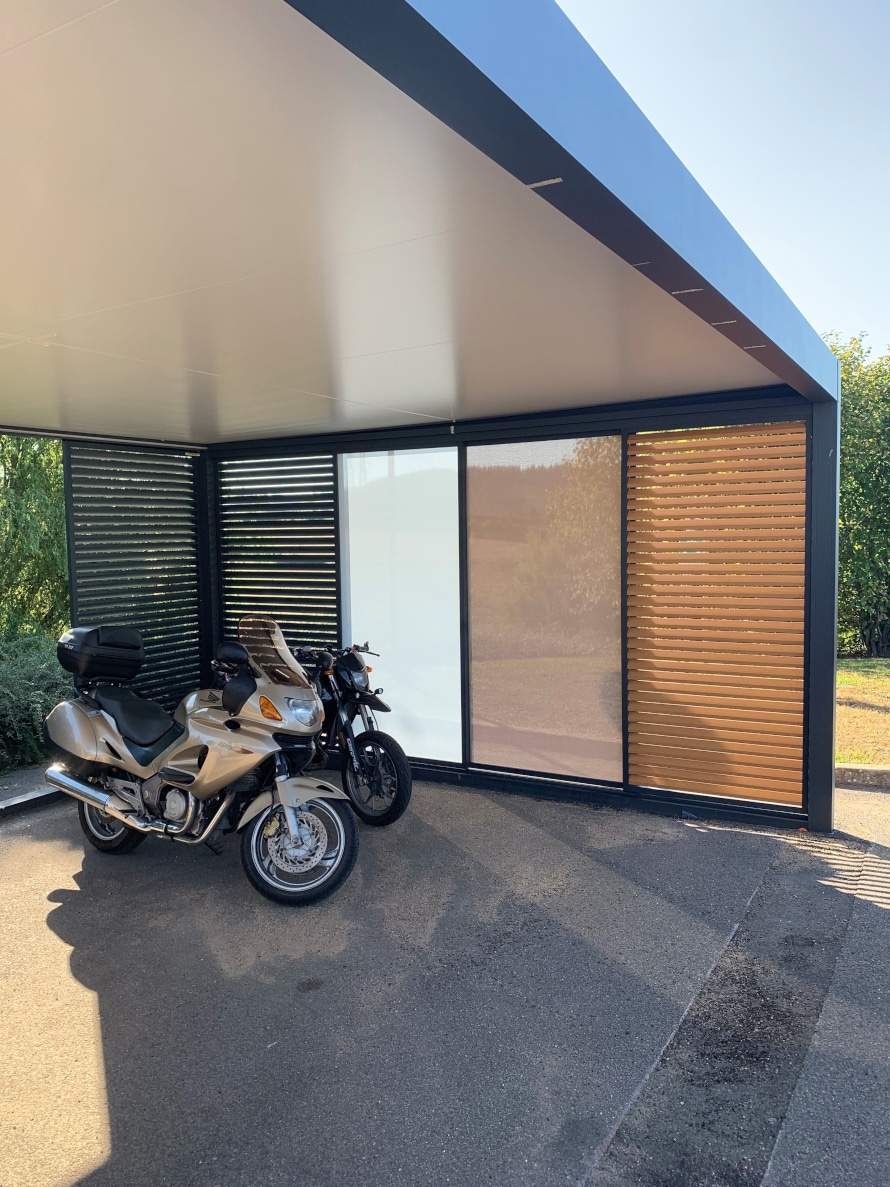 Vue du carport M110 en aluminium, montrant son design épuré et accessible.