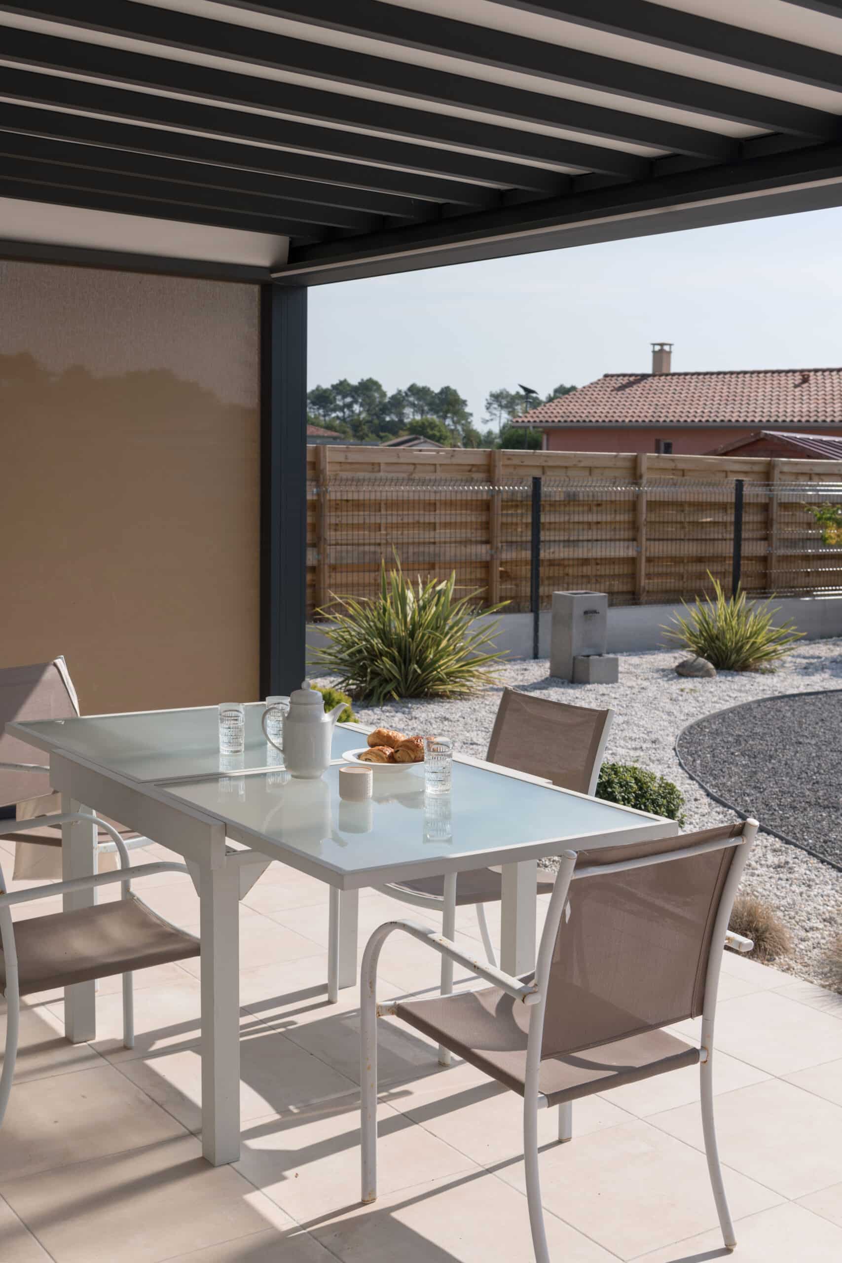 Pergola M165 déployée montrant la toile rétractable étendue pour une protection solaire optimale.