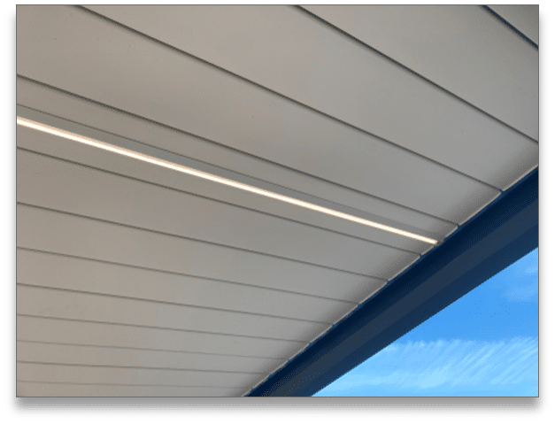 Sport Led intégré sur les lames d'une pergola, offrant une illumination discrète et élégante pour des soirées extérieures parfaites.