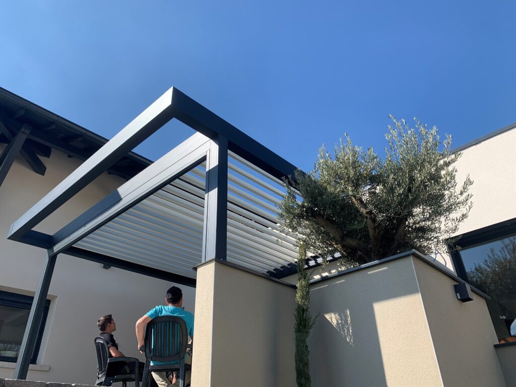 Vue aérienne d’une pergola bioclimatique MSB avec lames orientables