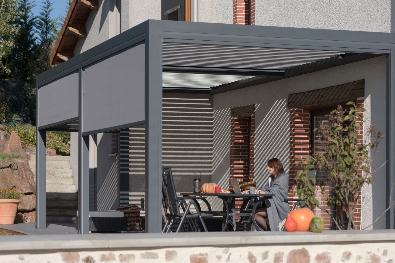 Pergola de jardin bioclimatique avec espace abrité et store vertical