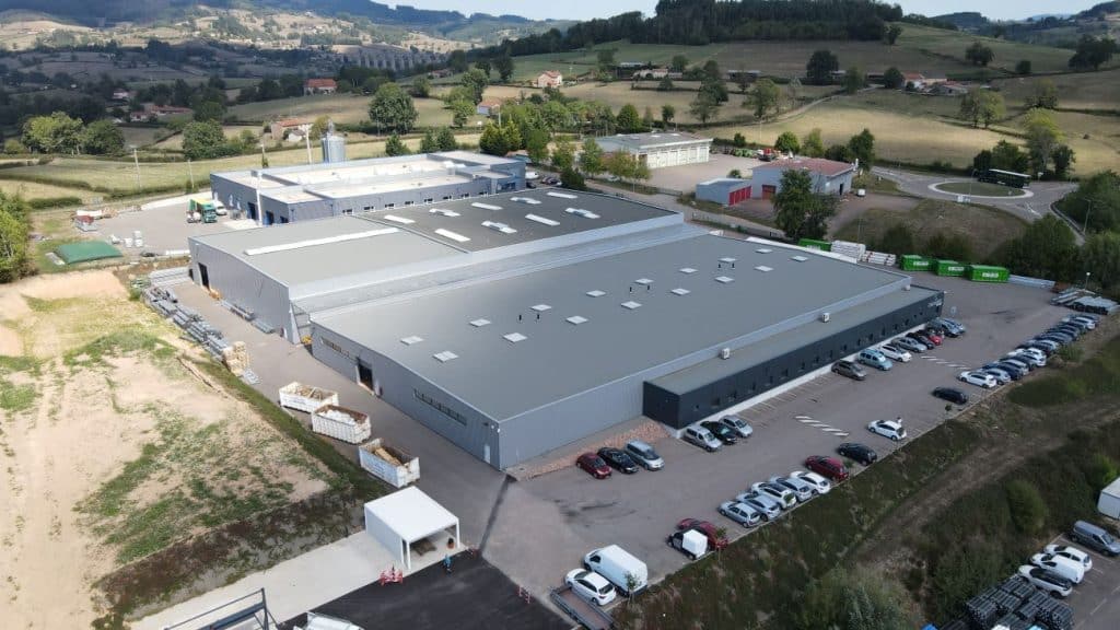 Vue aérienne de l'usine MSB en Bourgogne, berceau de la fabrication de pergolas haut de gamme