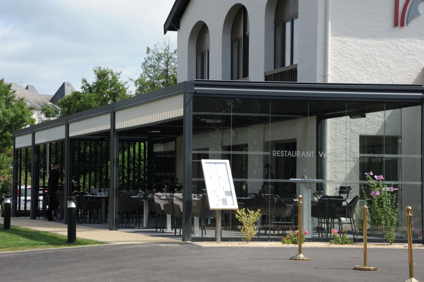 Pergola bioclimatique vitrée pour terrasse de restaurant