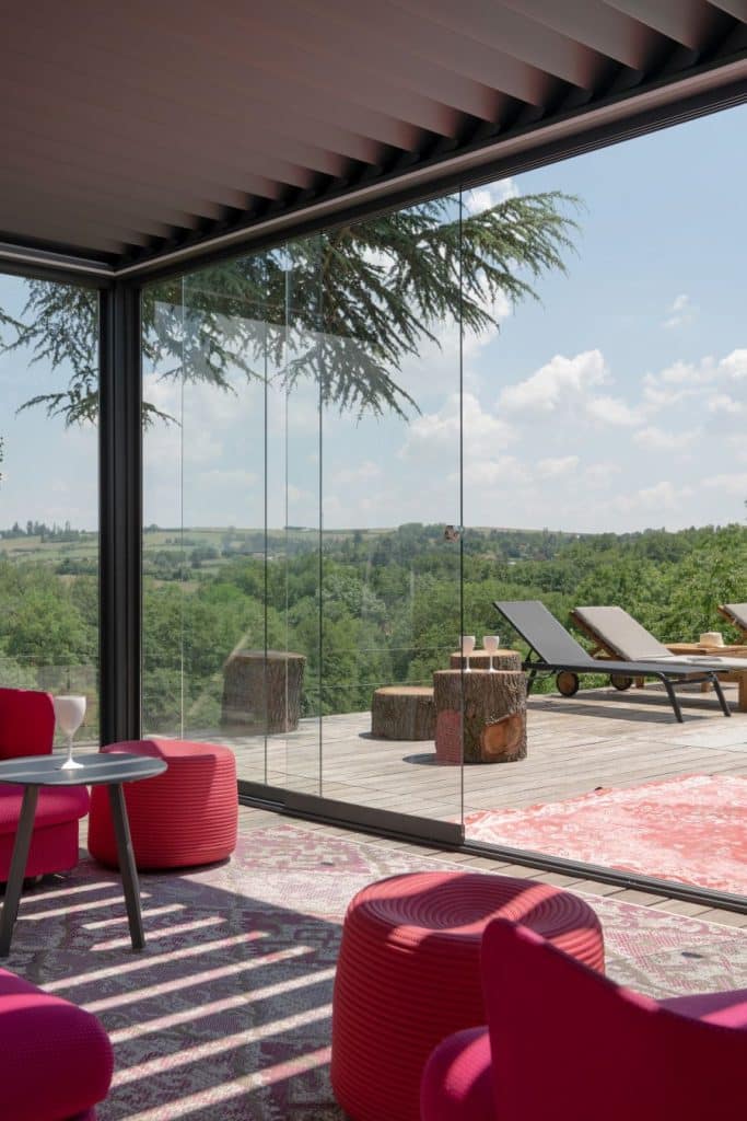 Vue intérieure d’une pergola M130 avec vitrage panoramique