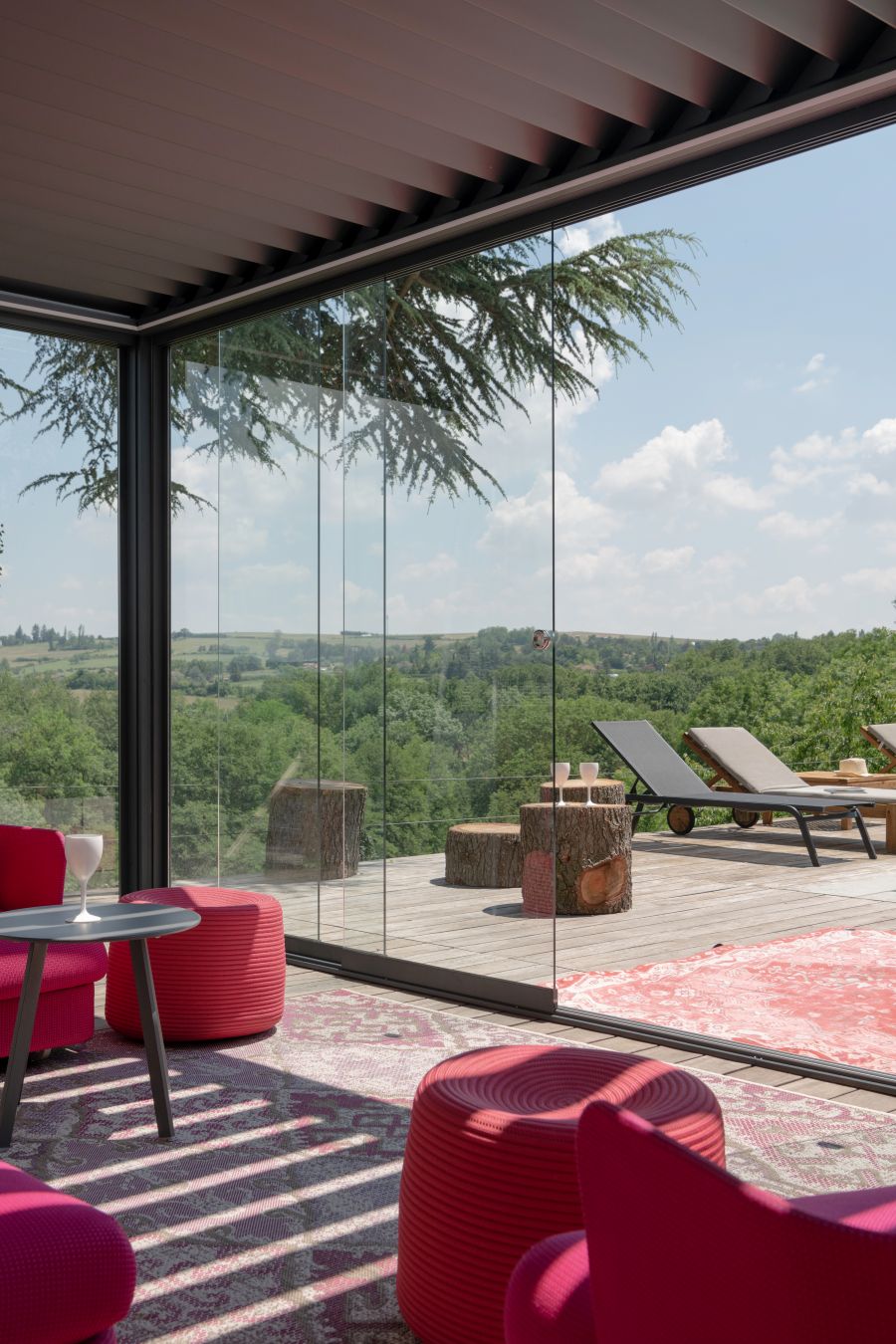 Vue intérieure d’une pergola M130 avec vitrage panoramique