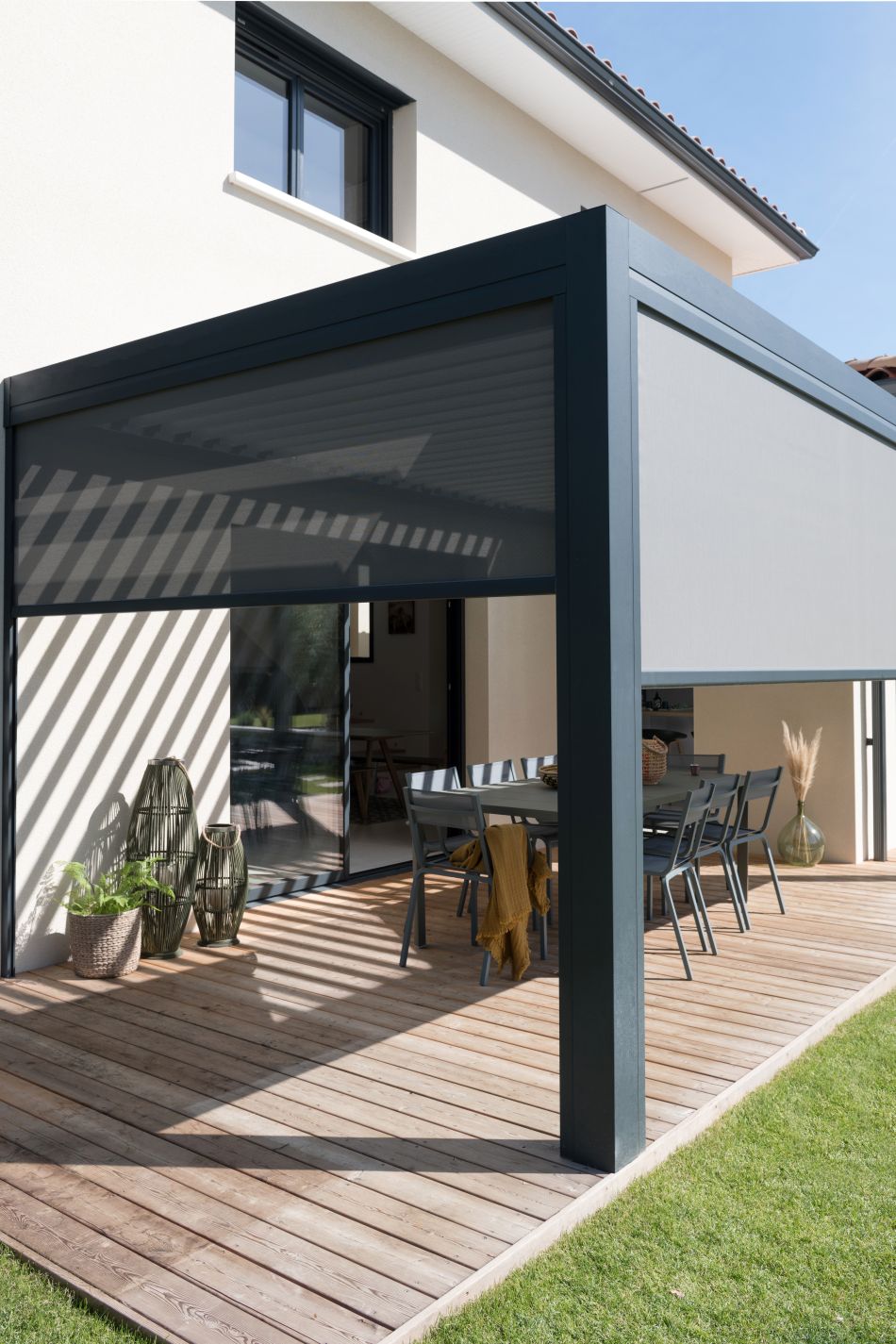 Pergola bioclimatique M165 avec rideaux screen sur terrasse bois