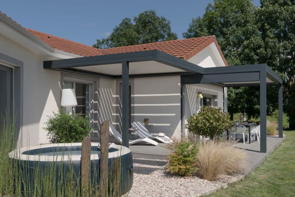 Pergola bioclimatique M165 noire avec lames orientables sur terrasse bois