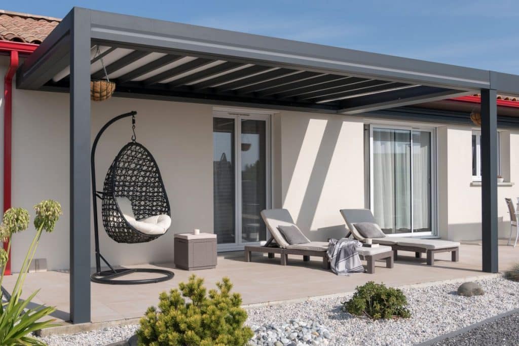 Pergola toile rétractable M165 installée sur une terrasse moderne – modèle MSB