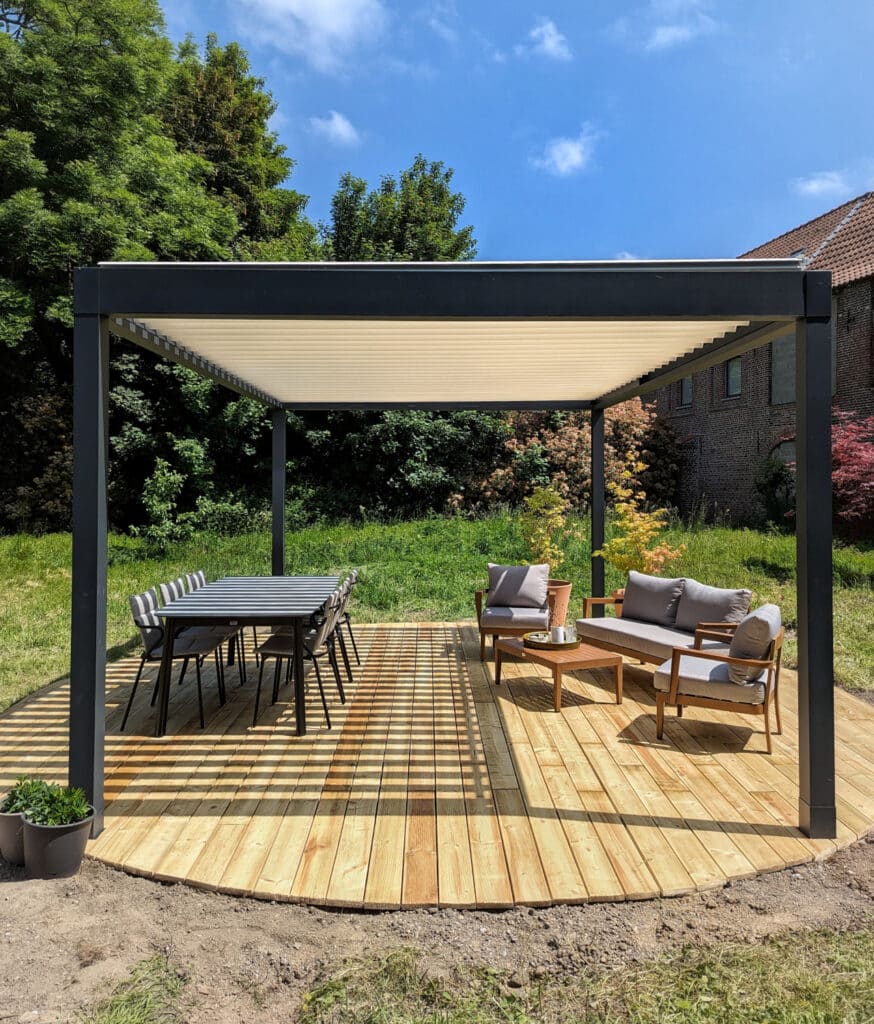 Pergola bioclimatique M110 avec design moderne et lignes épurées en aluminium thermolaqué gris.