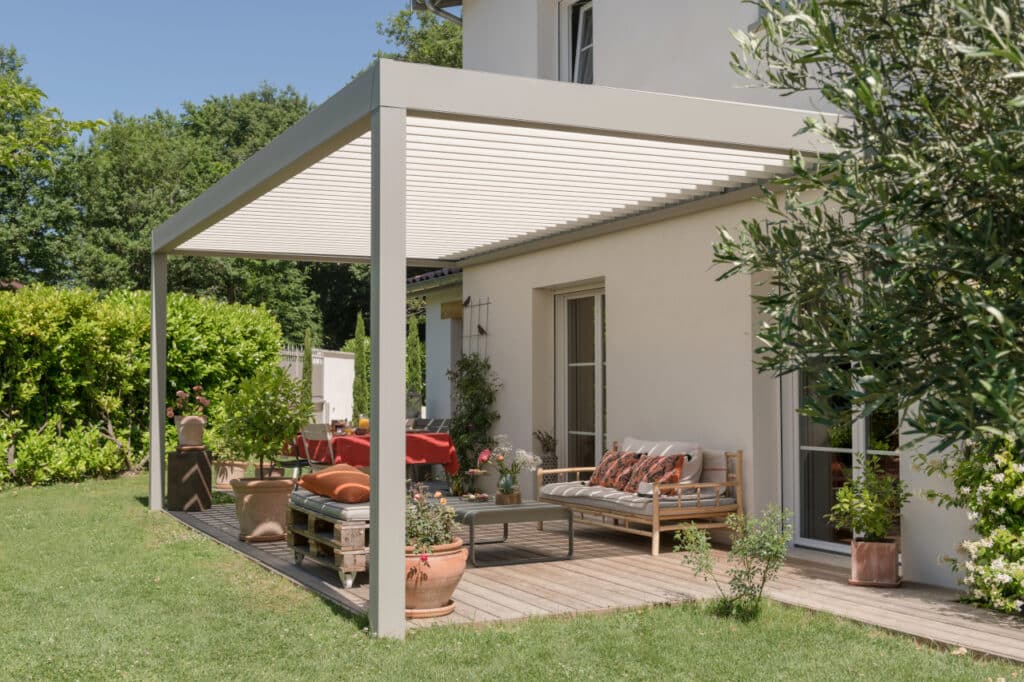 Pergola bioclimatique M130 pose adossée avec sa structure élégante.