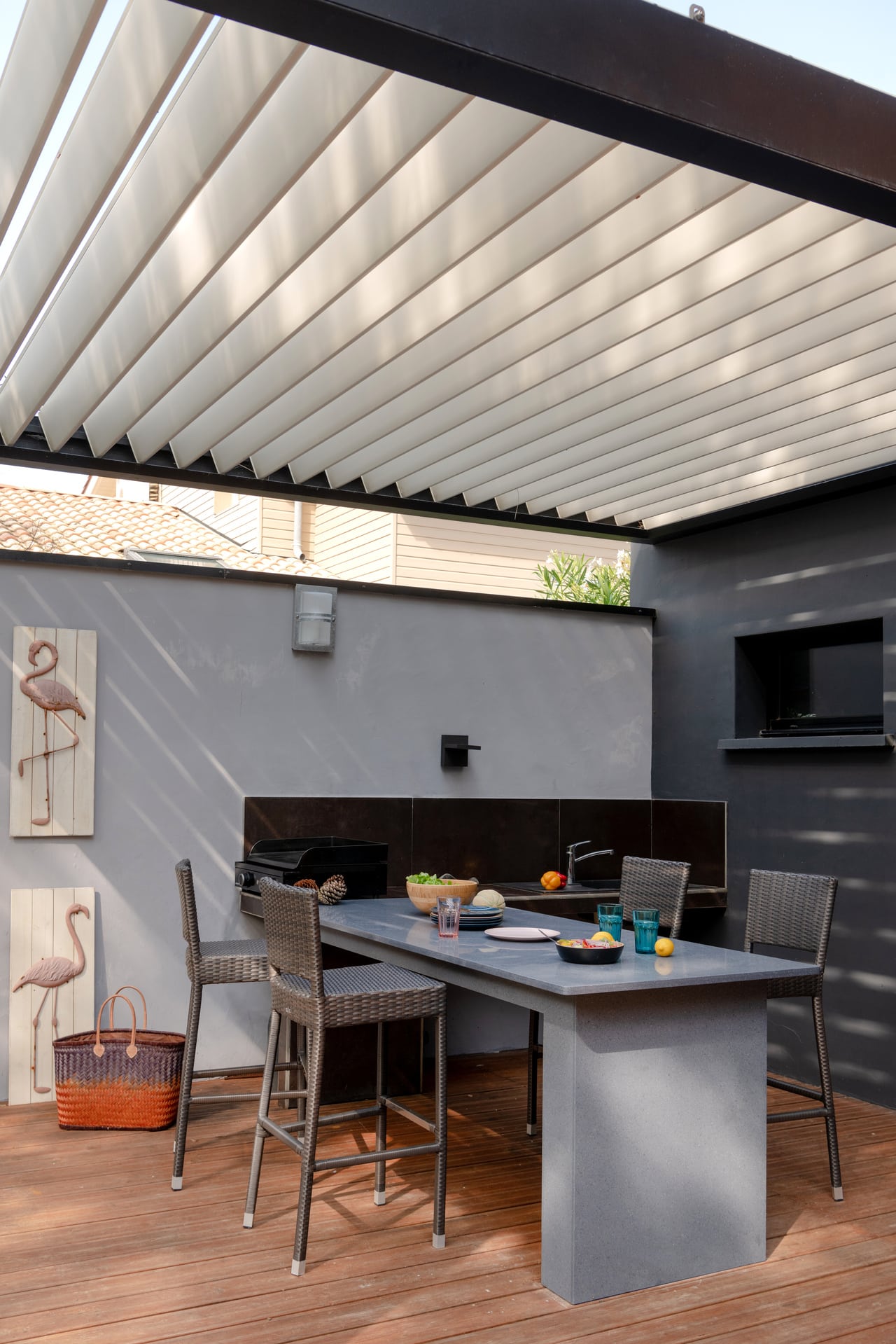 Pergola M130 démontrant ses capacités d’adaptation avec différentes configurations d'implantation.