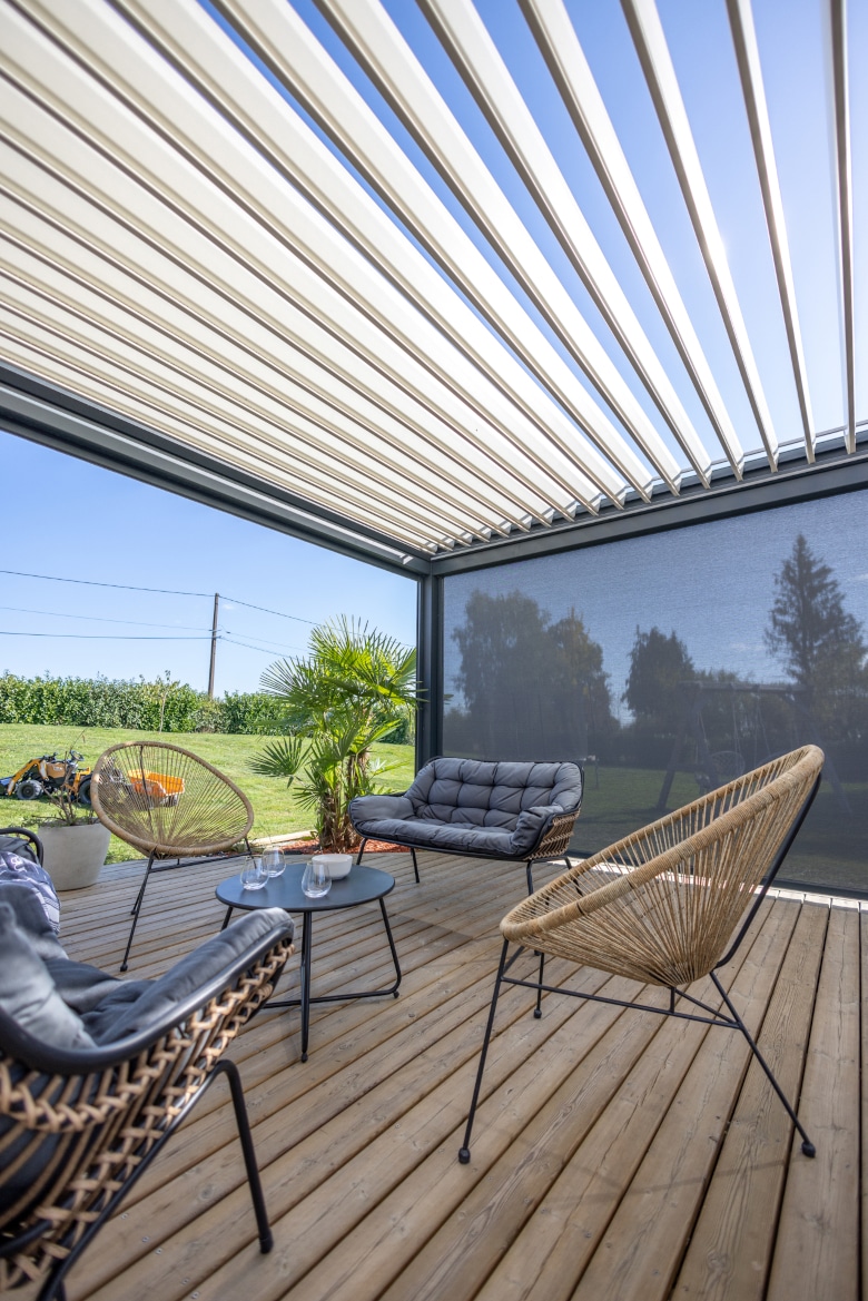 Lames orientables de la pergola M130 offrant une amplitude de 0 à 150° pour une gestion optimale du soleil et de l’air.