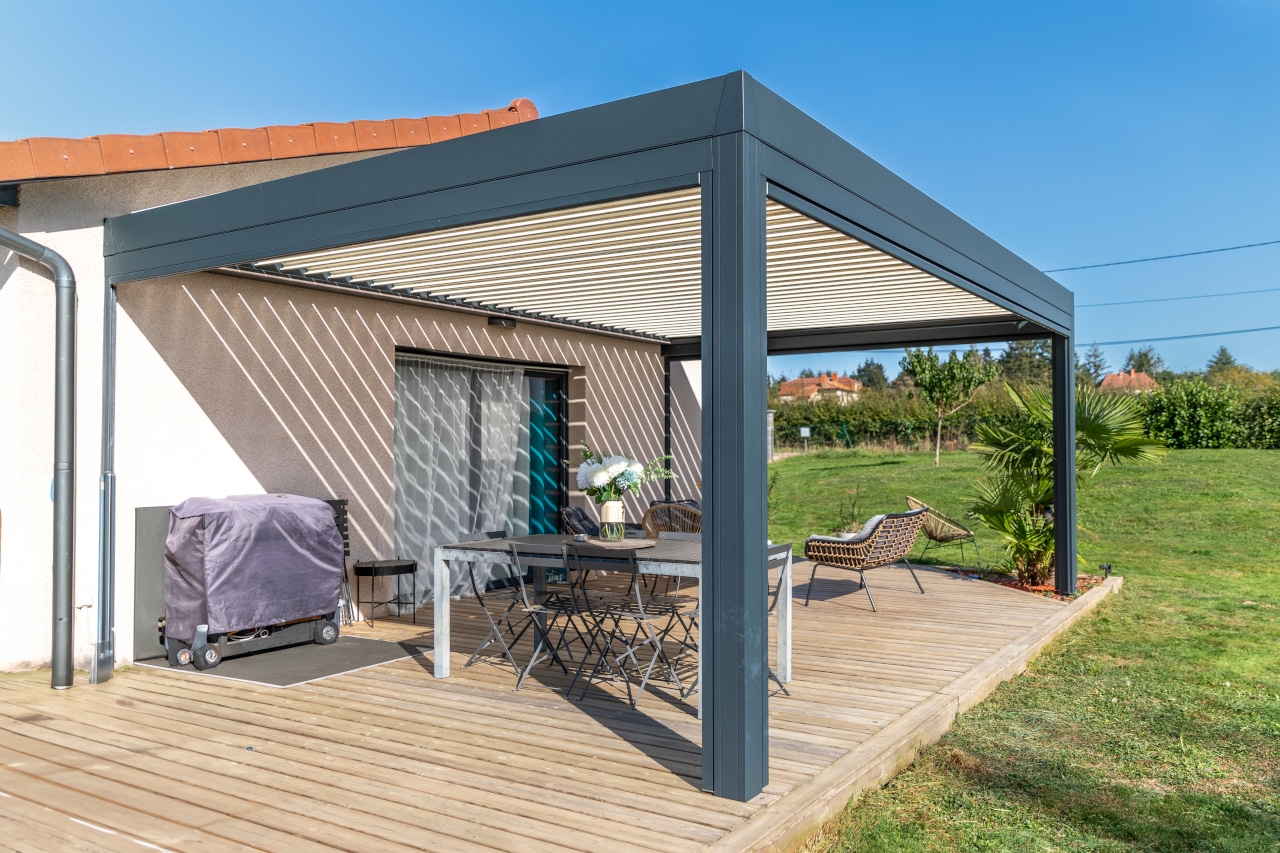 Pergola M130 alliant esthétique raffinée et fonctionnalité avec des lames orientables et un design sans vis apparentes.