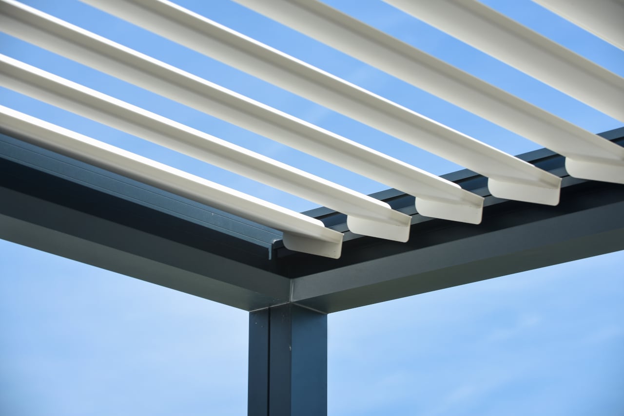 Pergola M130 équipée de spots LED sur lames, offrant un éclairage ambiant et personnalisable pour chaque espace.