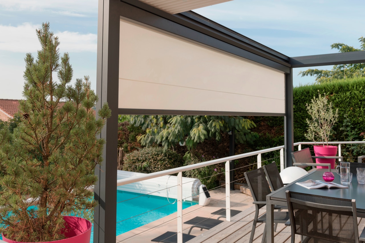 Configuration adaptable de la pergola M165, avec options de stores et claustras pour une personnalisation maximale.