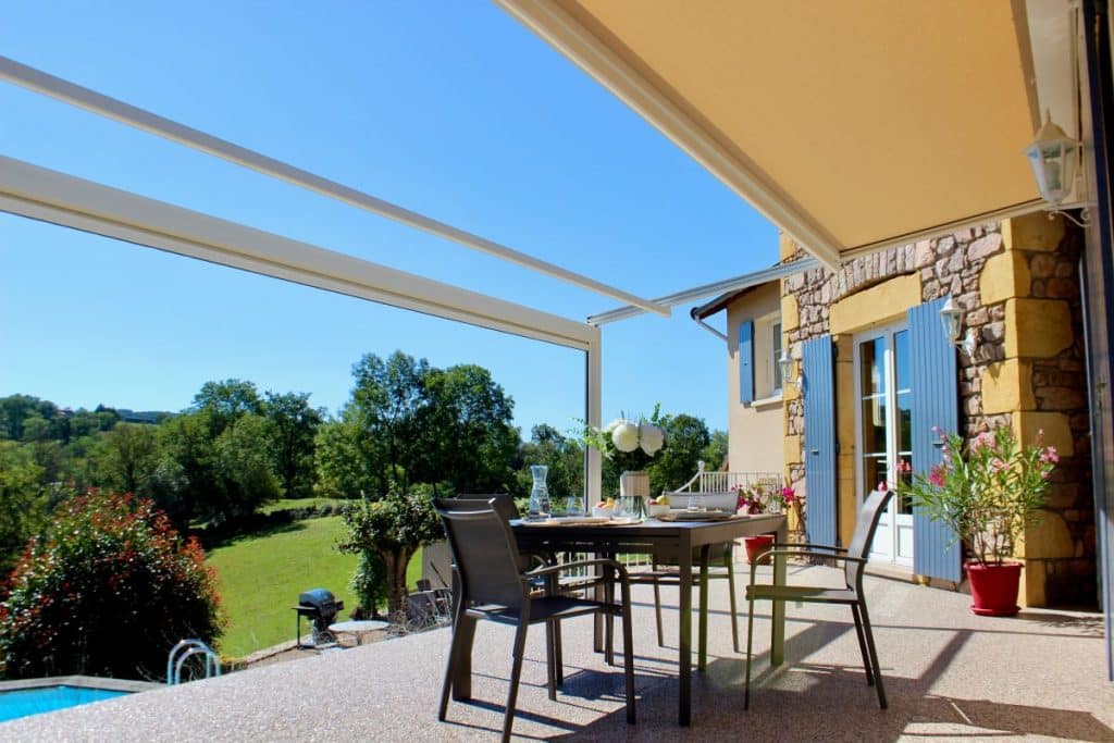 Pergola toile tendue Pergostore avec toile déployée - protection solaire élégante