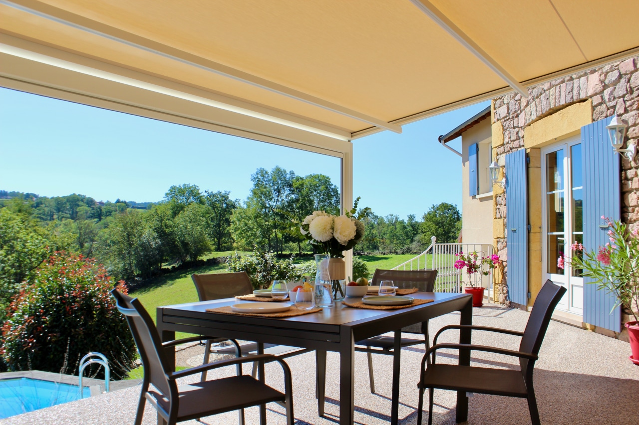 Configuration adossée de la pergola M80 démontrant sa flexibilité et son adaptabilité à différents espaces extérieurs.