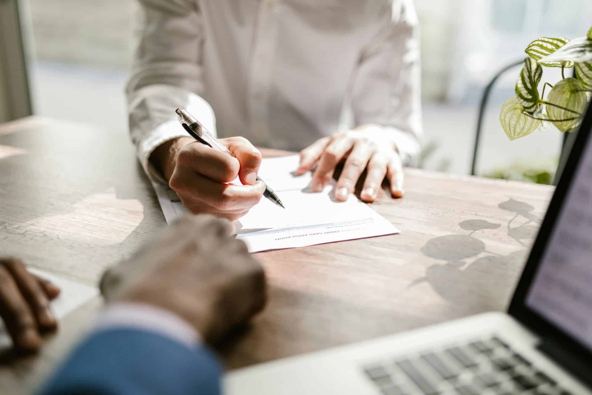 Candidat en train de remplir un formulaire de candidature chez MSB