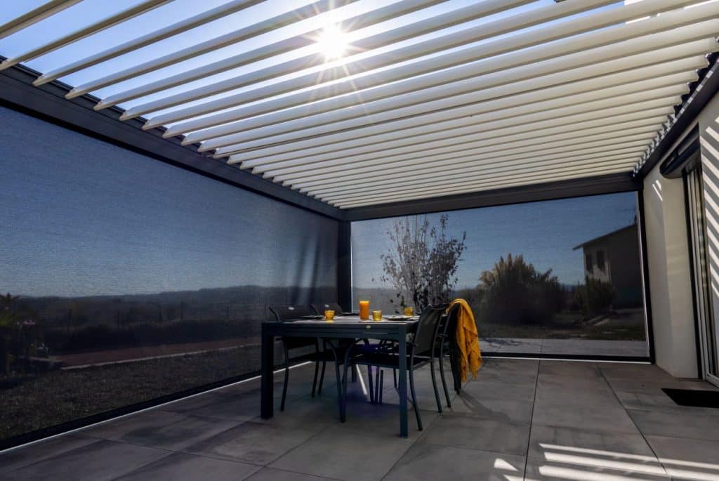 Pergola MSB avec toit orientable et stores intégrés pour profiter du jardin toute l’année