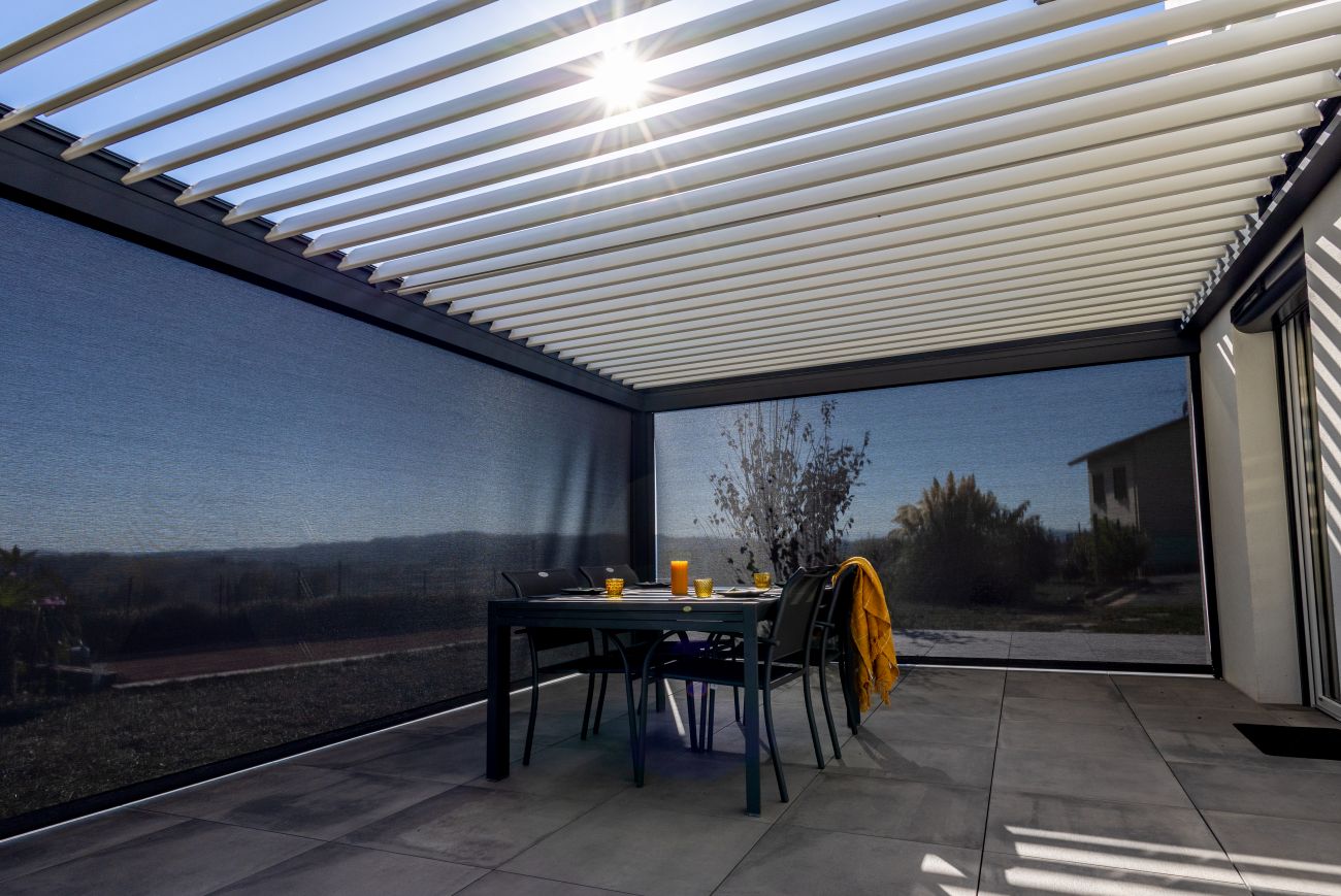 Pergola MSB avec toit orientable et stores intégrés pour profiter du jardin toute l’année