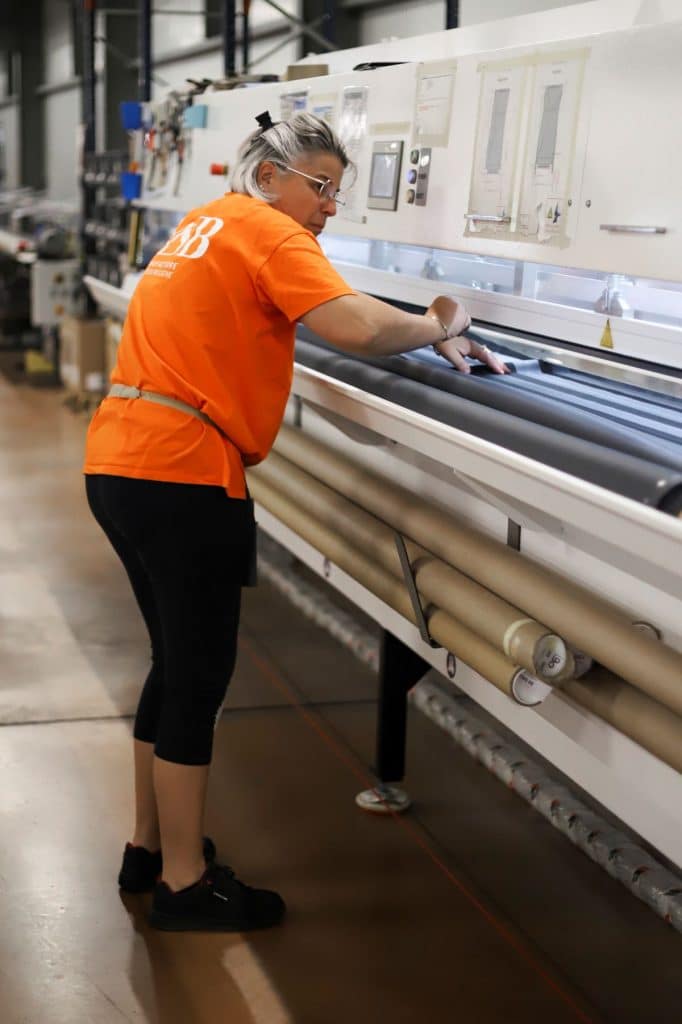 Employée MSB en atelier de fabrication de pergolas aluminium en France